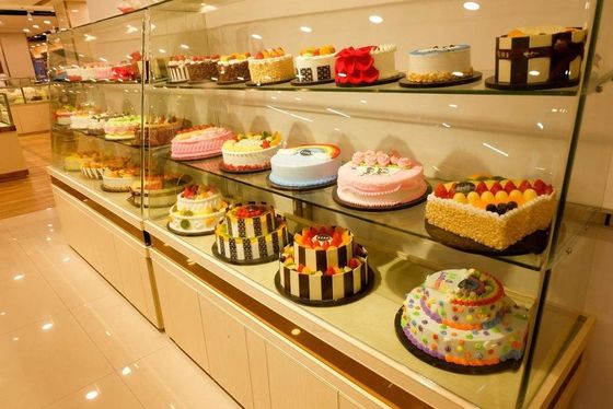 Vitrine de refroidisseur de gâteaux en acier inoxydable avec écran en verre et plage de température de 2-8